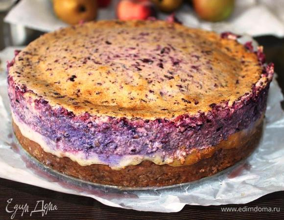 Отправить в духовку при той же температуре на минут 45-50 до образования на всей поверхности верхнего слоя румяной корочки.
Торт в духовке вырастет в объеме, но потом немного осядет.
Сразу из духовки его не достаем, а даем немного постоять при открытой дверце,  а затем полностью остужаем.
Снимаем бока формы, проведя тонким ножом по диаметру и, в принципе, можно уже подавать. 
Однако он вкуснее настоявшийся в холоде и уплотнившийся.
На этом фото торт сразу после снятия формы.
Но вечером на него сил у едоков не хватило...