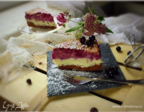 Перед подачей рекомендую украсить его сахарной пудрой и россыпью свежих ягод.
Приятного аппетита!