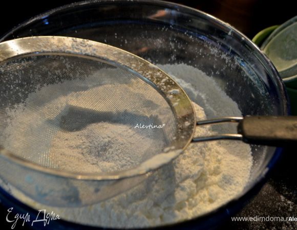 Отдельно просеять муку, крахмал, соду и разрыхлитель, соль.