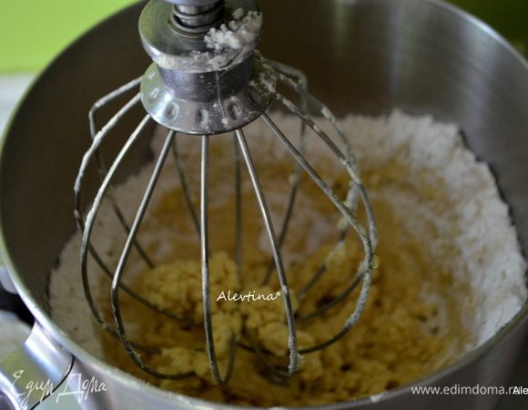 Добавить в масляную смесь просеянную муку, скорость убавить на 2-ку, перемешать. Если тесто сухое, то можно добавить 1-2 ст. л. молока (у меня вышло 2 ст. л.).