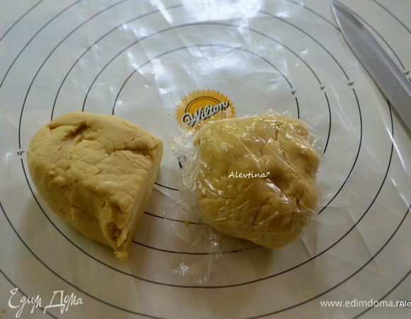 Тесто разделить на 2 части. Завернуть в пленку и положить в холодильник на 1 час.