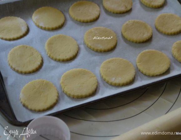 Разогреть духовку до 160 гр.
Достанем 1 кусок теста и раскатаем, предварительно припылив поверхность мукой слегка. Вырежем небольшие круги не тонко. Выложим на противни на небольшом расстоянии друг от друга. Поставим в духовку на 15 минут. Поступить так же со вторым куском теста. Вырезать одинаковое количество кругов. Поставить в духовку на 15 минут.