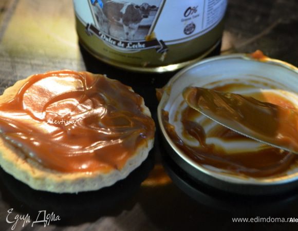 Используем готовый крем "дольче де лечо" или приготовленный домашний. К сожалению, в таблице нет такого крема в позициях. Поэтому внести его в таблицу ингредиентов не получается. Смазать печенье равное количество кремом по 1/2 ст. л. каждое. 