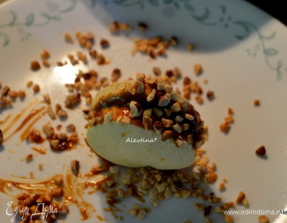 Накрыть второй половинкой. Соединить печенье второй половинкой.
Орехи миндаль, пекан или грецкий, арахис порубить крупно. Выложить на тарелку и каждое печенье прокрутить по ней. Если печенье сухое по краям, то можно смазать кремом "дольче де лечо" вначале, а потом в орехи.