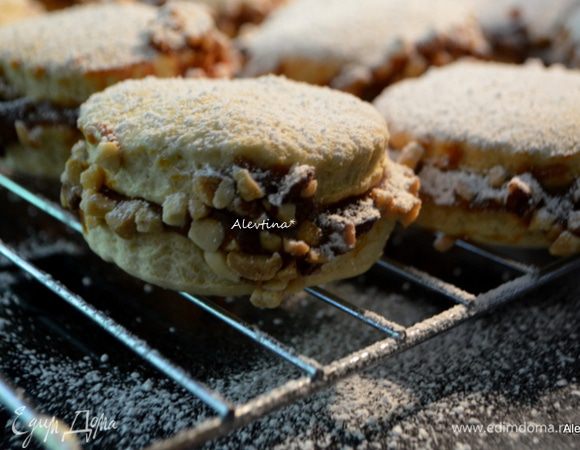 Готовое печенье посыпать сахарной пудрой.