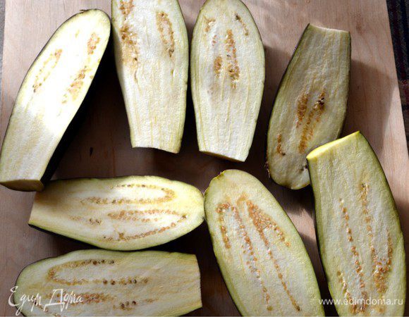 Баклажаны вымыть обсушить и разрезать вдоль на половинки. 