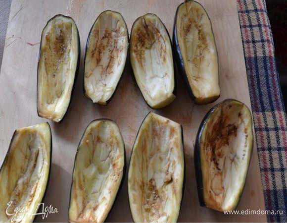 С помощью ножа вырезать середину с семенами и придать половинкам форму лодочек. Затем натереть баклажаны солью. Оставить на 10 мин. Для того, чтобы вышла горечь.