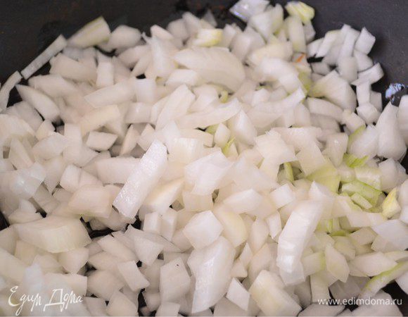 Лук шинкуем на небольшие кусочки. Выкладываем на сковородку с оливковым маслом.