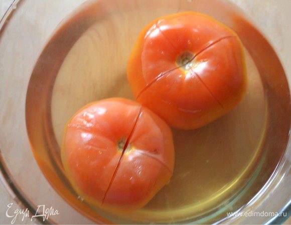 Помидоры надрезаем и заливаем кипятком на 2 минуты.