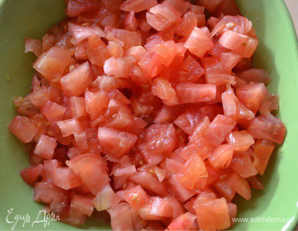 Затем снимаем с помидор кожицу и нарезаем небольшими кубиками.