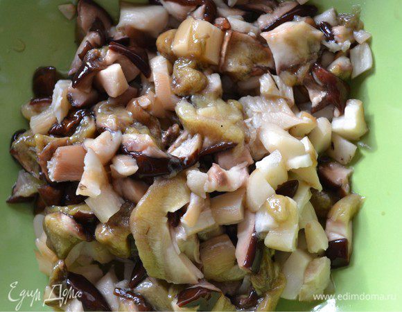 Грибы (у меня замороженные) нарезаем кубиками как помидоры.