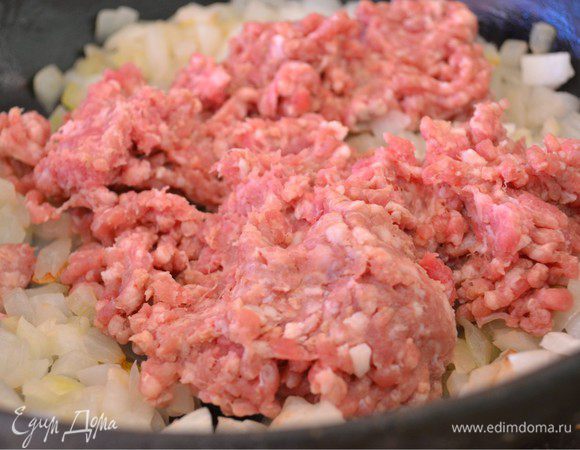 Добавляем к луку и чесноку фарш. Все обжариваем 5 минут.