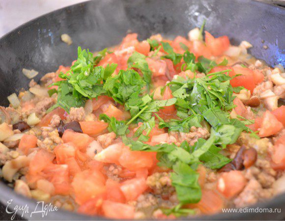 Затем добавляем грибы, помидоры и нарезанную зелень. Все тушим еще минут 10 мин.