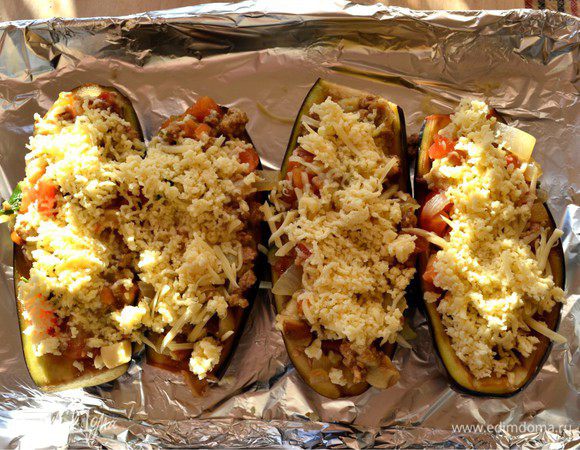 Противень смазываем  растительным маслом и выкладываем баклажановые лодочки. Заполняем их нашей начинкой. Затем присыпаем  натертым пармезаном. И ставим в духовку нагретую до 180 градусов на 30 минут. И все готово! А ароматы! Подавать можно с свежими листьями салата и зеленью. Приятного аппетита.  