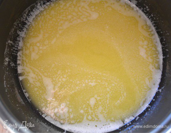 Сливочное масло растопить на медленном огне.