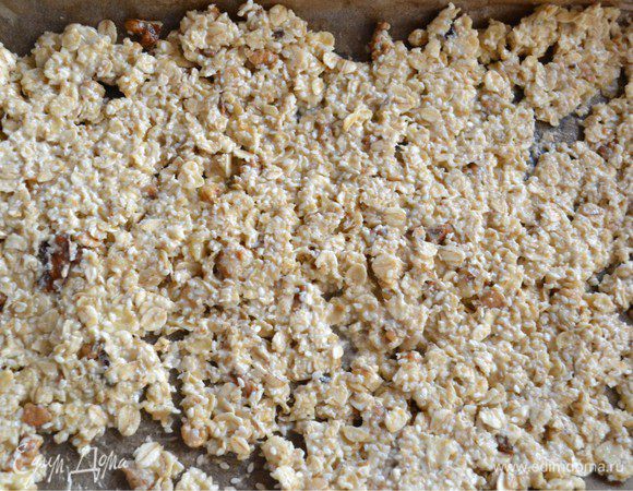 Выложить на противень. Запекать в духовке при 200 градусах до золотистого цвета зерен. Они должны стать карамелизированными. Это примерно 10 мин. Все зависит от духовки.