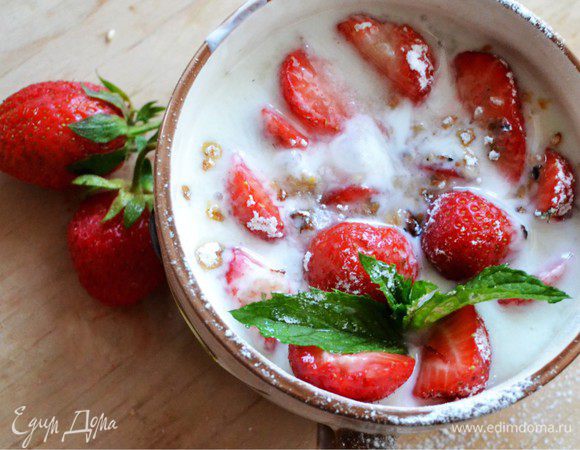 В посуду выкладываем зерна, заливаем йогуртом (по желанию можно добавить в йогурт сахарную пудру и ванилин), выкладываем клубнику и присыпаем все хрустящей смесью хлопьев и орехов! Приятного вам утра!