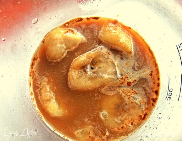 Запускаем туда несколько замороженных кружочков банана.