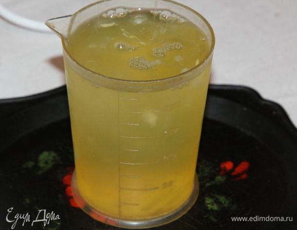 Здесь у меня белок от 8 яиц, получилось ровно 250 мл.