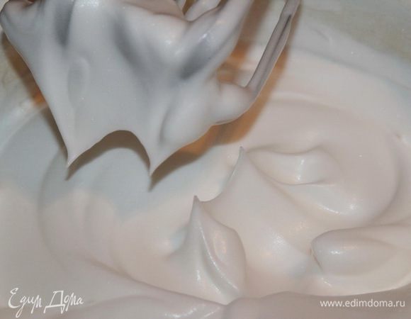 Взбиваем белок с солью, постепенно добавляя сахар, до состояния устойчивых пик.