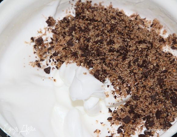 Добавляем к белкам половину шоколадно-ореховой смеси и аккуратно вымешиваем привычным способом - снизу вверх.