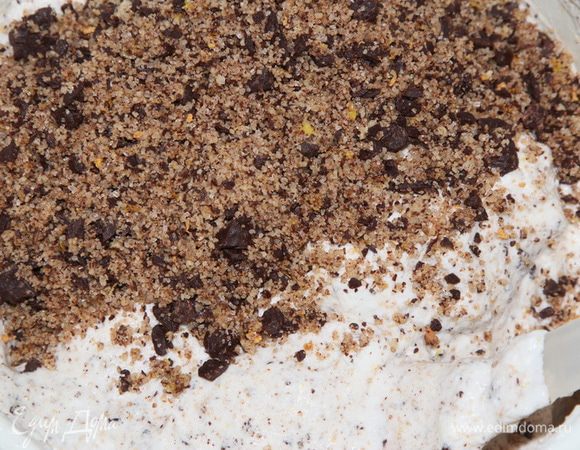 Затем добавляем вторую половину и вымешиваем окончательно.