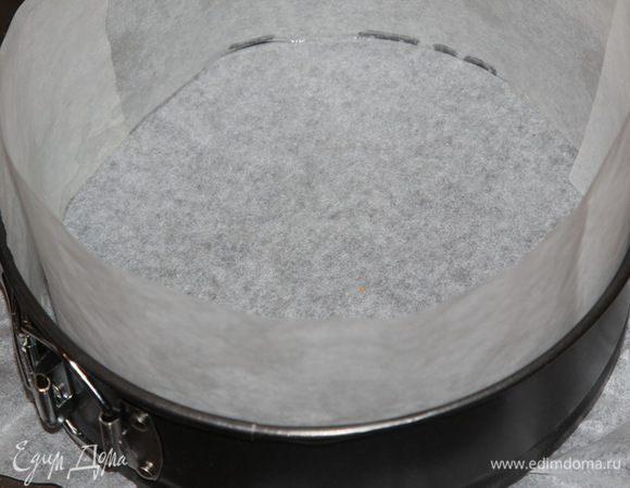 Духовка разогрета до 175 градусов (электрическая), газовая - до 190-200. Разъемную форму диаметром 20 см выстилаем пергаментом. Пергамент смазываем небольшим количеством растительного масла при помощи силиконовой кисточки или любым другим доступным способом.