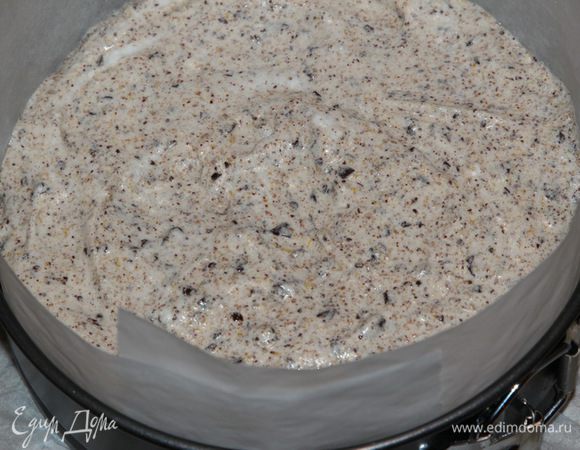 выкладываем в подготовленную форму белковую смесь, разравниваем и отправляем в духовку на средний уровень выпекаться на 40 минут.