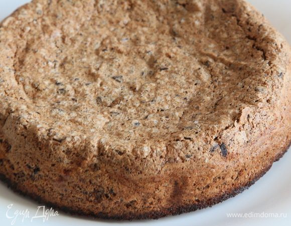 Затем охлаждаем пирог прямо в форме. Затем осторожно вынимаем пирог из формы и перекладываем на блюдо. Здесь видно как он у меня просел. Так не должно быть.