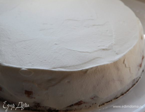 Ну, а дальше все очень просто: сливки взбиваем с сахарной пудрой и коньяком (можно и без) до пышности и смазываем весь торт.