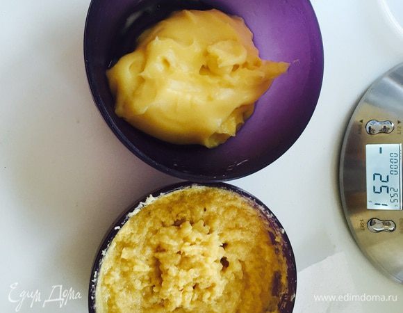 Вторая начинка: размягченное сливочное масло перетираем с сахаром, добавляем 1 яйцо, ром и миндальную муку. Достаем из холодильника заварной крем.