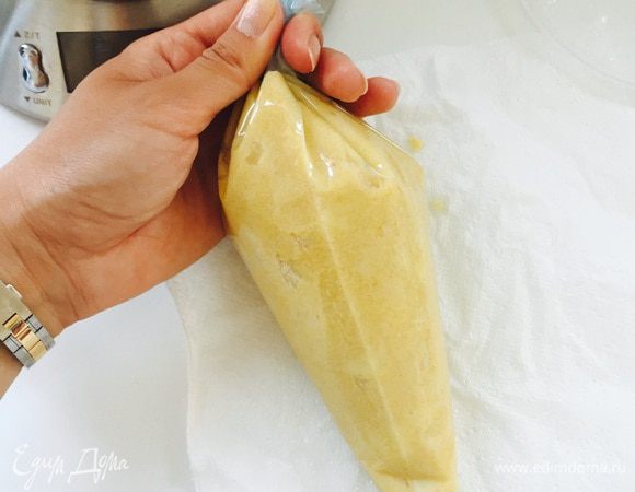  Оба крема хорошо смешиваем и перекладываем в кондитерский мешок. Отправляем в холодильник.