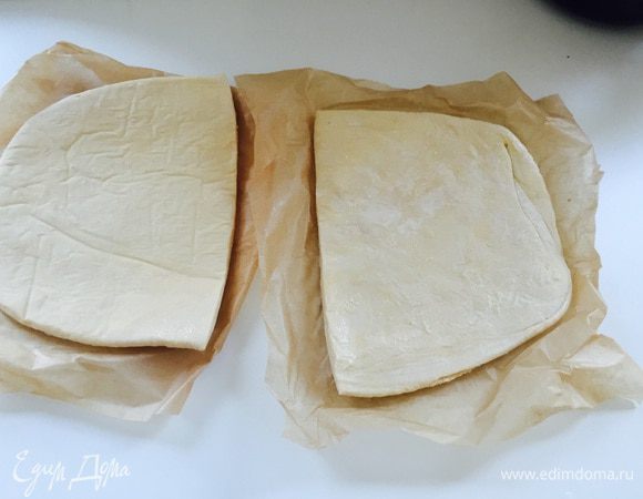 Беремся за тесто. Нам понадобятся два пласта шириной в 4 мм. Вырежем из них два круга (один слегка большего диаметра).