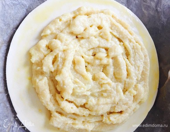 Выкладываем начинку по спирали начиная с центра и оставляя края в 3 см (у меня как-то не очень спирально;)