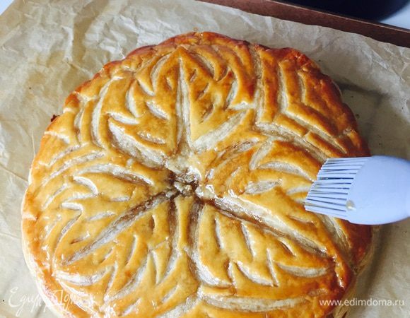 По прошествии нужного времени, вынимаем Питивье из горячих объятий духового шкафа и охаем, ахаем, восхищаясь своим творением;) Потом приходим в себя, вспоминаем про сироп и тщательно промазываем им наш пирожок.