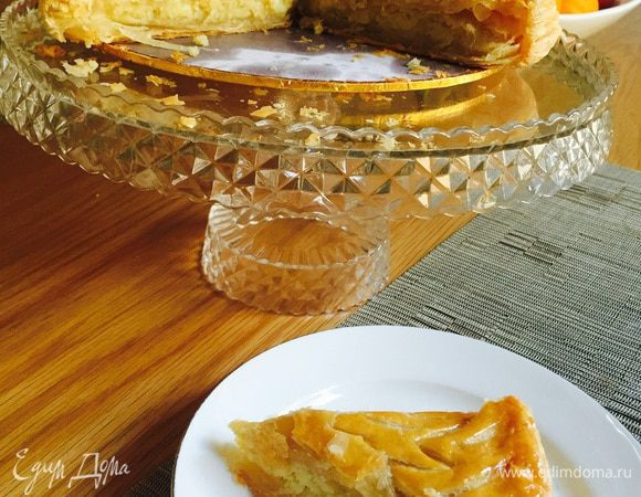 Теперь самое тяжкое - немного подождать пока наш Питивье остынет чуток (горячий крем кажется не так то и вкусен). А потом отрезаем кусочек, если рука не дрогнет испортить такую красоту, и едим, закрывая глаза от удовольствия!