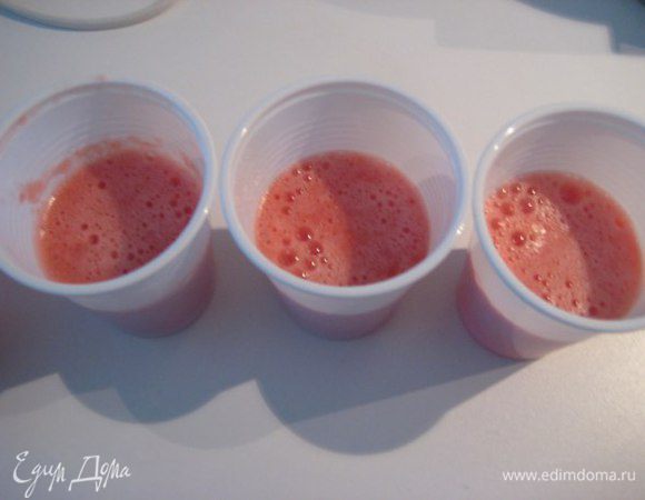 Разлить по пластиковым стаканчикам и убрать в морозильную камеру, слегка подморозить, вынуть из морозильной камеры и добавить ягоды черники для эффекта "арбузных косточек", воткнуть в середину палочку и убрать в морозильник до полного застывания.