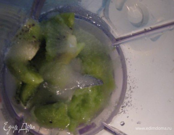 Слой с киви: киви почистить, взбить блендером с водой и сахаром в однородное пюре и растворение сахара. 