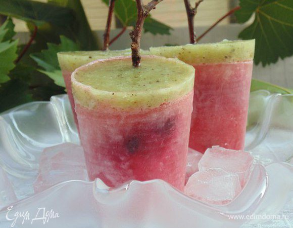 Пюре с киви разлить поверх арбузного слоя , убрать в морозильную камеру до полного застывания.
Вынуть "лед" из стаканчиков.
Наслаждаемся летом!