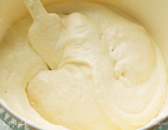 Белки отделить от желтков. Белки убрать в холодильник на 40 минут, затем взбить их в крепкую пену с щепоткой соли и 2 ст.ложками сахара. Желтки растереть добела с оставшимся сахаром. В желтковую массу добавить муку, просеянную с крахмалом, аккуратно подмешать взбитые белки.