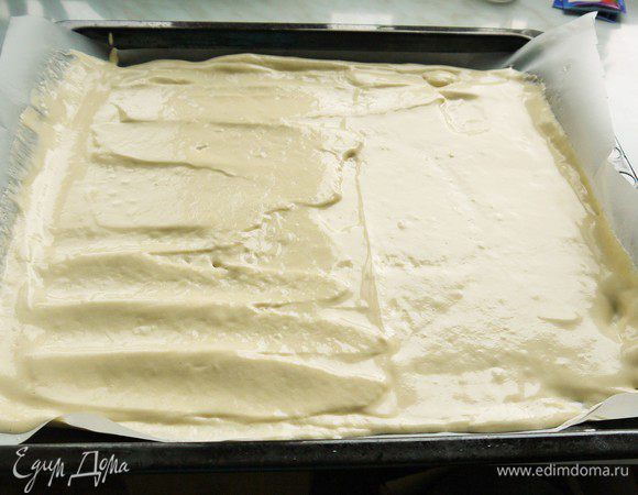 Разогреть духовку до 200С. Выложить массу на выстланный бумагой для выпекания противень, разровнять и поставить в духовку на 10-12 мин. У меня противень 44 Х 40 см. 