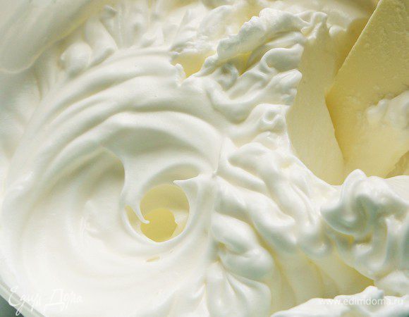 Сделать крем. Сливки, сахарную пудру и загуститель соединить и взбить миксером в густую пену.