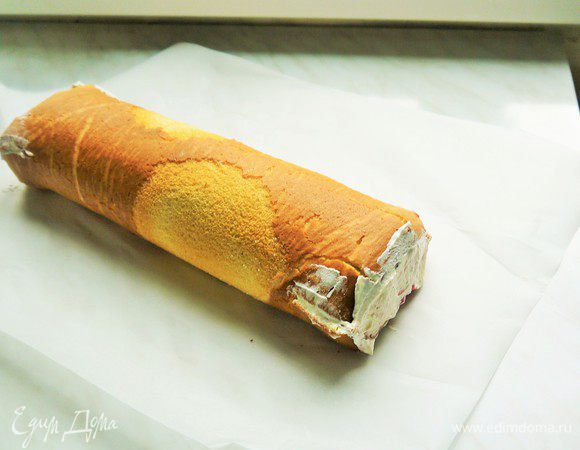 Бисквит развернуть, сначала намазать джемом, сверху выложить крем из взбитых сливок. Снова свернуть в рулет, охладить.