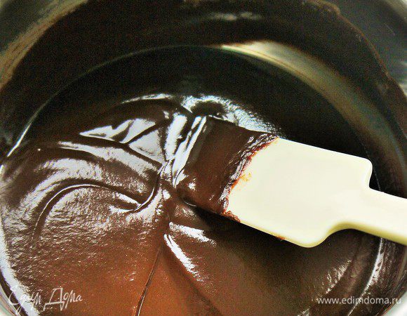 Приготовим ганаш. Шоколад разломить на маленькие кусочки, добавить половину сливок и масло. Растопить все на водяной бане, постоянно помешивая венчиком. Если получилось густо, добавьте еще сливок.