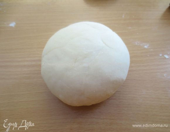 Просеять в глубокую миску, добавить соль и хорошо перемешать.
Сделать в муке лунку, добавить яйцо, растопленное сливочное масло и теплую воду. Замесить гладкое тесто (кол-во воды регулируйте сами, тесто не должно получиться слишком мягким и в то же время слишком тугим). Тесто накрыть и оставить на 20 минут.