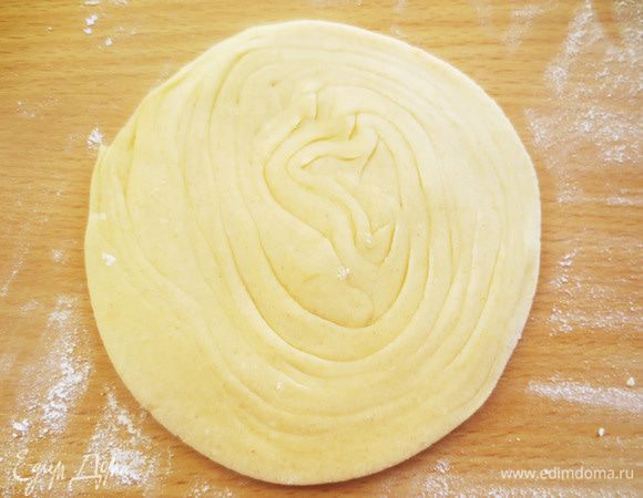 Каждый кусочек теста раскатать в круглую лепешку, при этом очень слабо надавливая скалкой. Диаметр лепешки примерно 12-14 см, толщина - 2 мм.