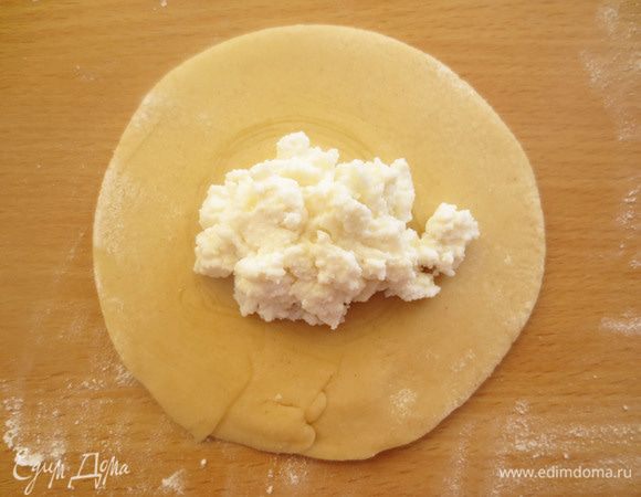 Лепешку перевернуть, в серединку положить 1 - 1,5 ст.л. начинки (для начинки в творог добавить сливки, сахар и хорошо перемешать).