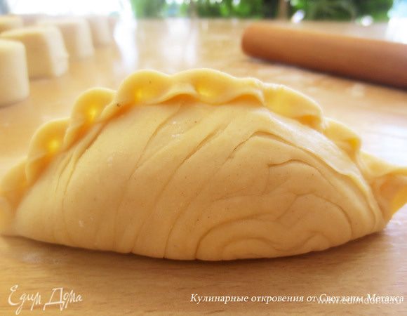 Залепить края как на вареники и затем залепить еще раз по методу витой веревочки.