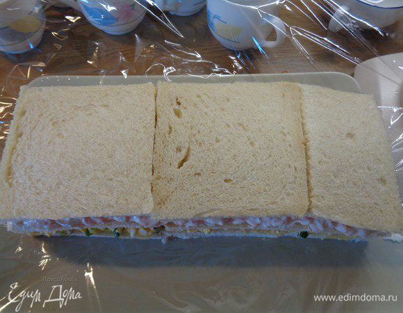 Накрыть вторым слоем сэндвичей.