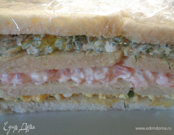 Затем выложить 3-ю начинку, накрыть еще один слоем хлеба для сэндвичей и завернуть в пленку.

Поставить в холодильник на ночь для пропитки.

P. S. Если вы делаете торт с черным хлебом, то 3-ю начинку покрывать хлебом не надо.